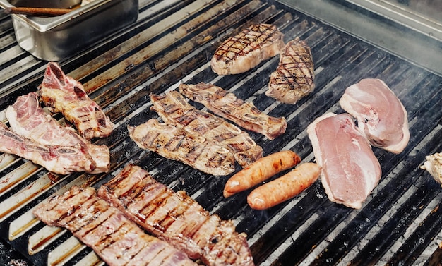 Cortes bovinos de primeira qualidade em churrascaria argentina.