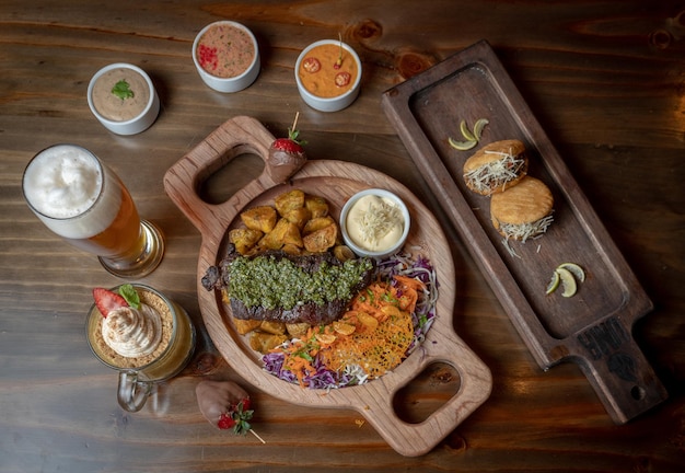 Foto cortes de carne a la parrilla in einer mesa de madera, in einem restaurante de carnes.