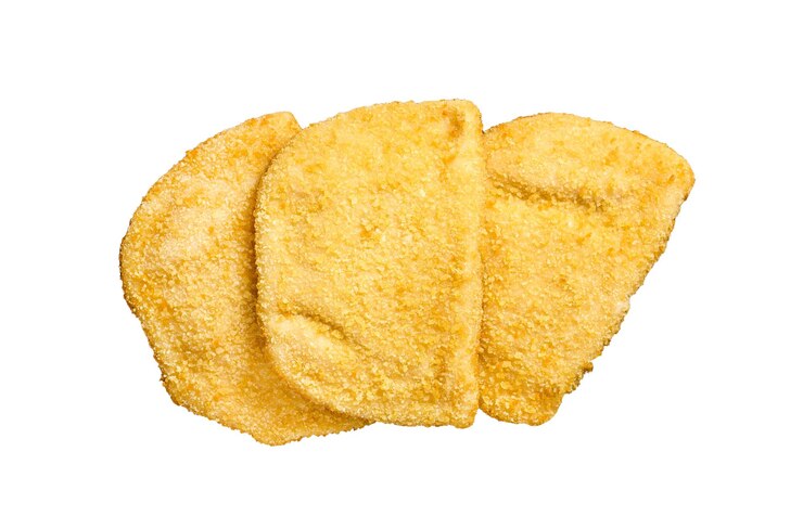 Foto cortes de carne cordon bleu com migalhas de pão isoladas em fundo branco vista de cima