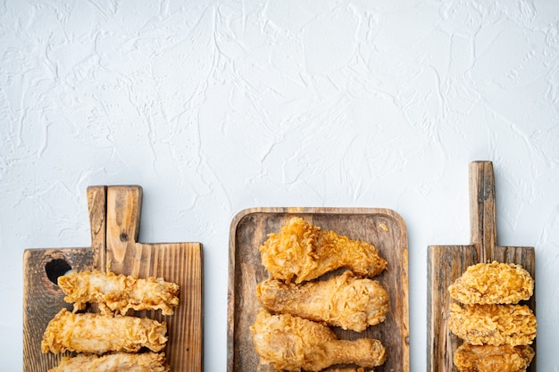 Cortes de frango frito sulista em branco