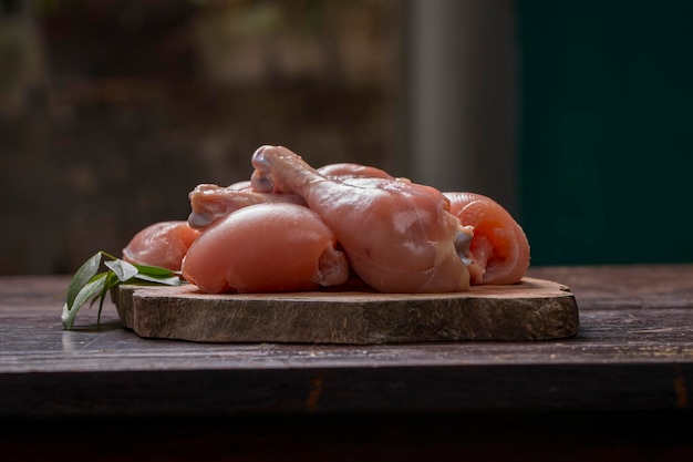 Cortes de pollo crudo o partes como filete de pechuga tiras de pollo muslos de pollo sin piel