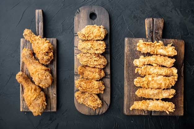 Cortes de pollo frito a la barbacoa coreana en negro