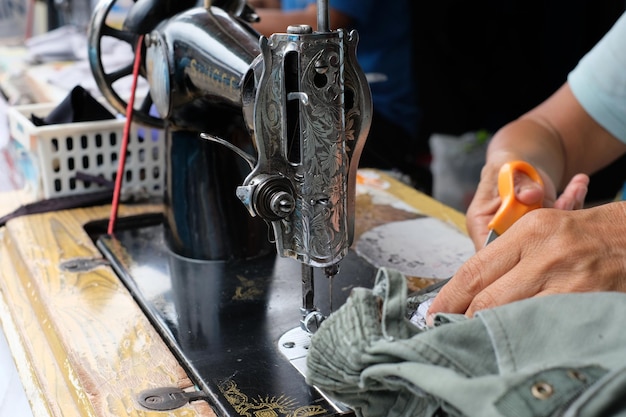 Foto cortes de textiles cortados a mano en máquinas de coser