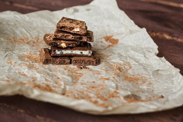 Corteza de chocolate oscuro con relleno mixto en papel de cera