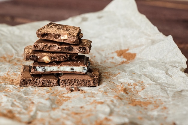 Corteza de chocolate oscuro con relleno mixto en papel de cera