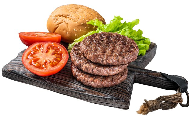 Foto cortilla frita para hamburguesa con verduras y especias en tablero de madera con fondo blanco aislado