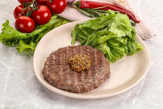 Cortilla de hamburguesa de carne asada con iceberg