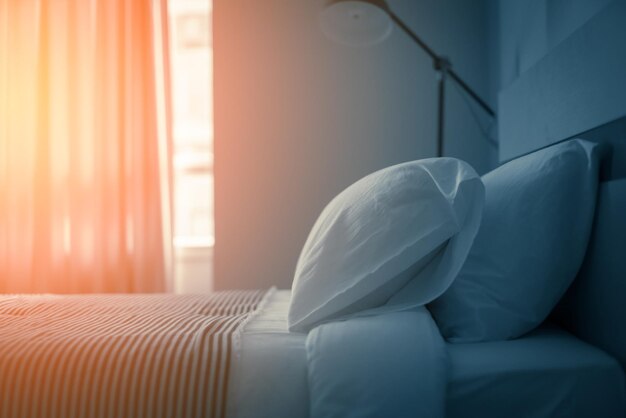 Cortina blanca en la cama en casa