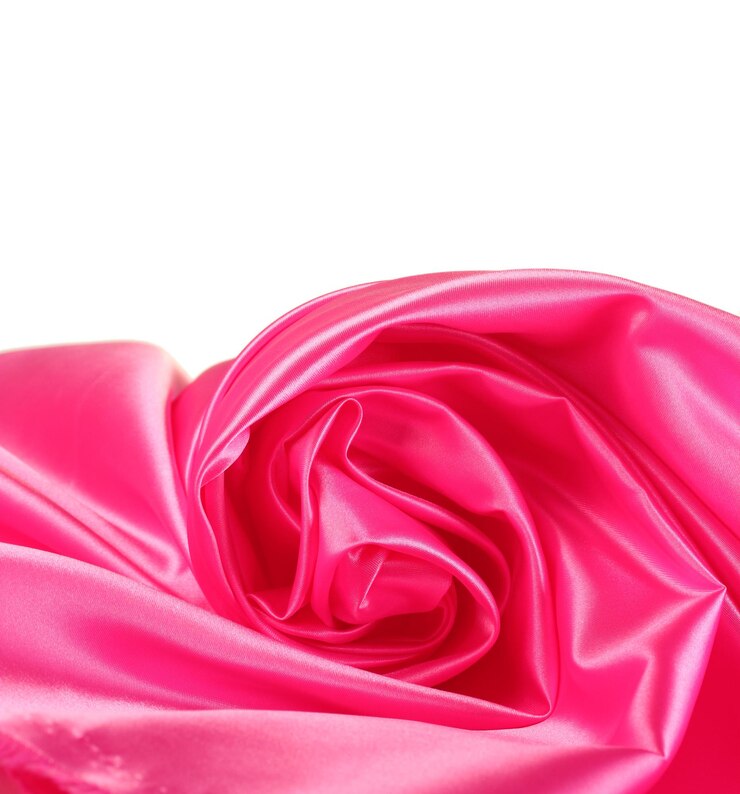 Foto cortina de seda rosa isolada no branco
