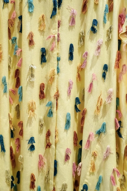 Foto cortina de tecido colorido abstrato decorada com corda de borracha feita à mão textura de tecido turquesa cortina papel de parede fundo belos padrões espaço para trabalho vertical