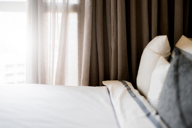 Cortina junto à cama contra a janela em casa