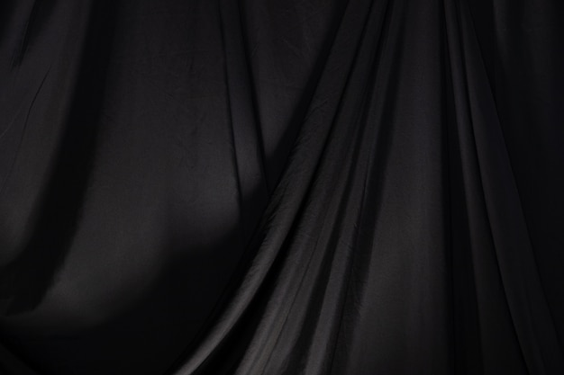 Cortina negra drapeada con iluminación de estudio