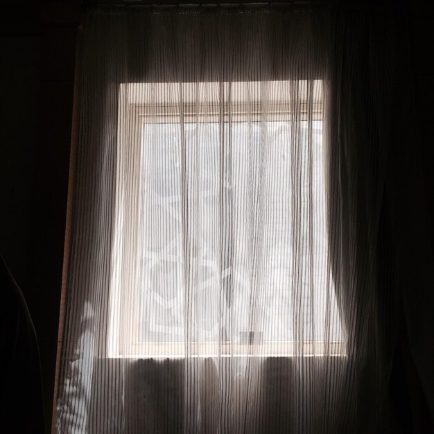 Foto cortina pendurada na janela em casa