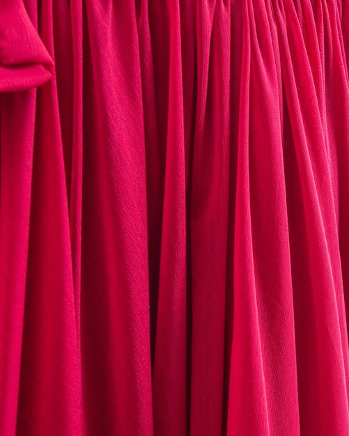 Una cortina roja está envuelta en un círculo con la palabra "en ella".