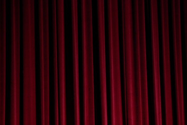 Foto cortina vermelha perto antes do drama de teatro começar o fundo