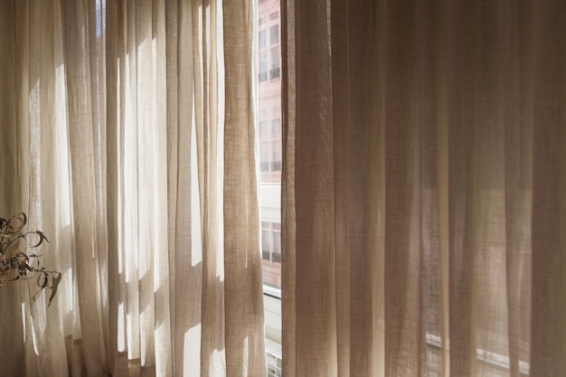 Cortinas beige en el dormitorio de una casa.