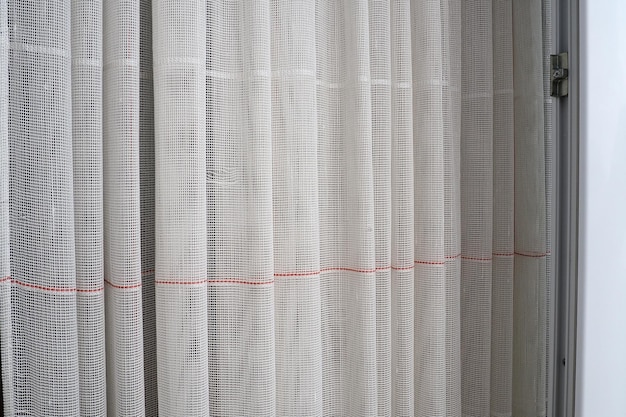 Cortinas blancas de algodón grueso o lino hechas de tejidos de hilos finos Interior de apartamento económico, compacto y simple Decoración de ventanas en la habitación Raya roja