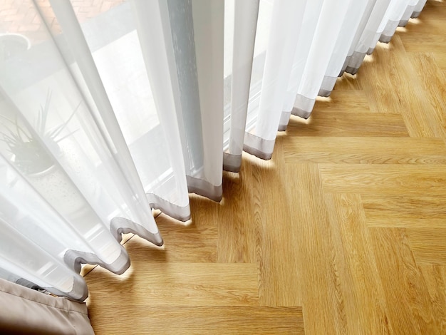 Cortinas colgadas en la ventana de casa