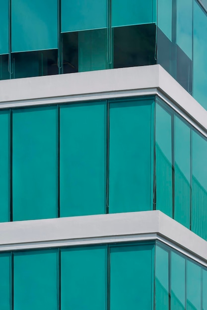 Cortinas de rolo verdes dentro do prédio de escritórios de vidro moderno em quadro vertical