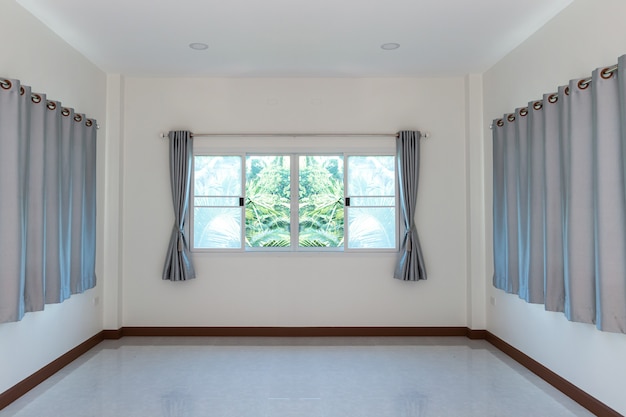 Foto cortinas e janela em um quarto