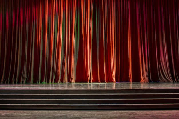 Cortinas y escenario de madera.