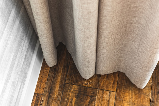 Cortinas grises en el interior del apartamento moderno con piso de madera, fondo del concepto de decoración de la sala de estar