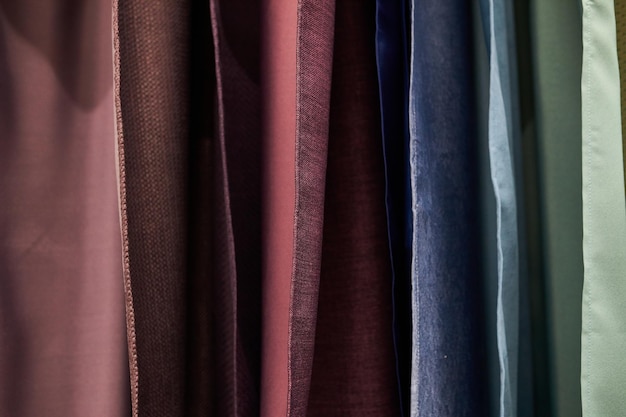 cortinas multicoloridas na loja textura de tecido multicolorido pendurado na loja