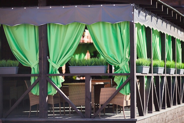 Cortinas verdes de um café de rua ou terraço