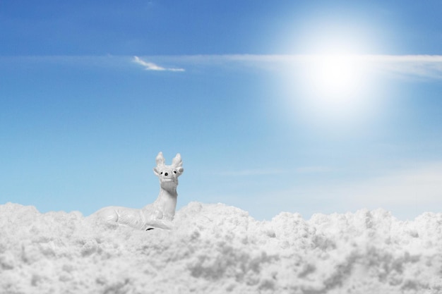 Corzo blanco en la nieve Figura de un corzo en invierno Paisaje invernal con ciervo Postal invierno Nieve cielo de invierno