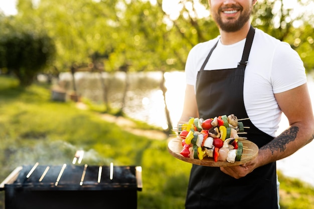 Cosecha chef alegre con brochetas