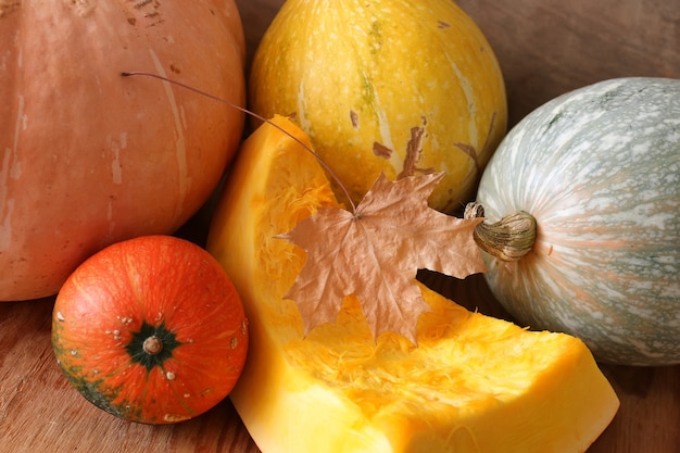 Cosecha de corte de calabaza pocos en mesa de madera