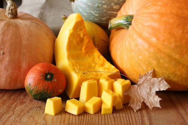 Cosecha de corte de calabaza pocos en mesa de madera