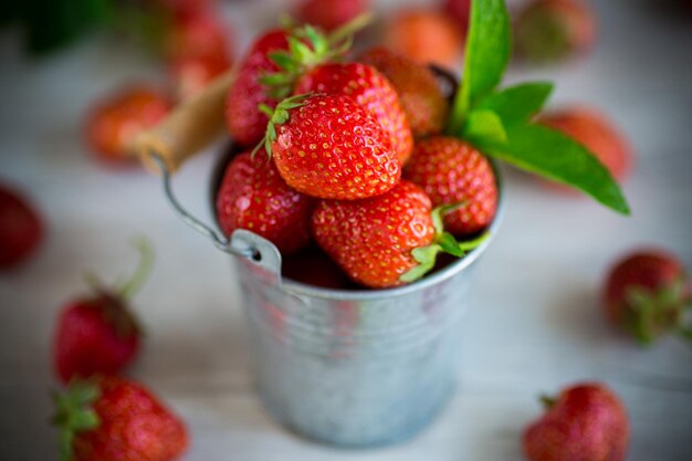 cosecha de fresas naturales maduras rojas sobre una mesa de madera