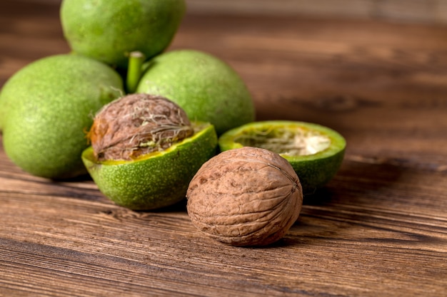 Cosecha fresca de nueces sobre un fondo de madera.