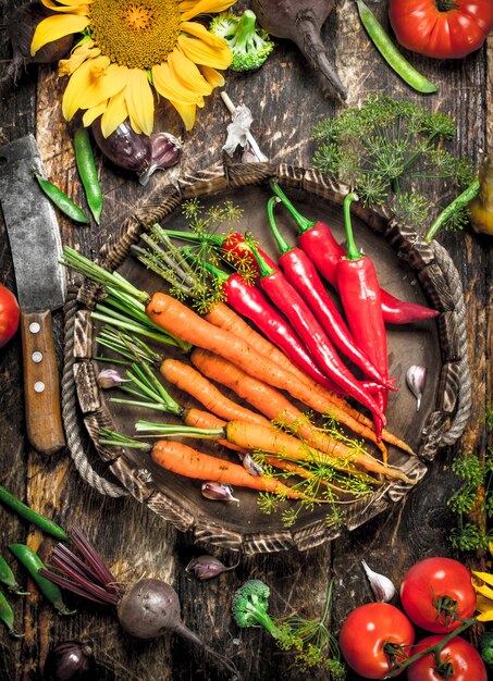 Cosecha fresca de verduras sobre un fondo de madera