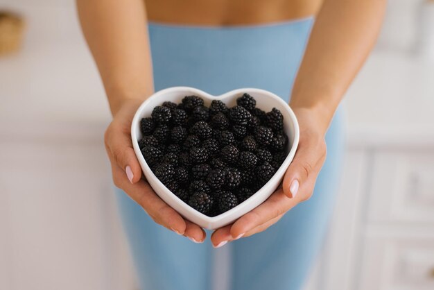 Cosecha de moras Recogida de moras Plato con moras en mano Temporada de moras