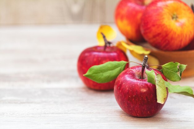 Cosecha de otoño frutas de manzanas rojas sobre un fondo de mesa de madera gris claro