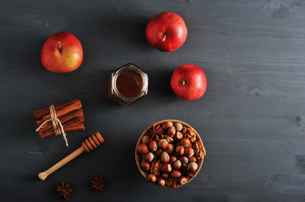 Cosecha de otoño con manzanas, miel, nueces