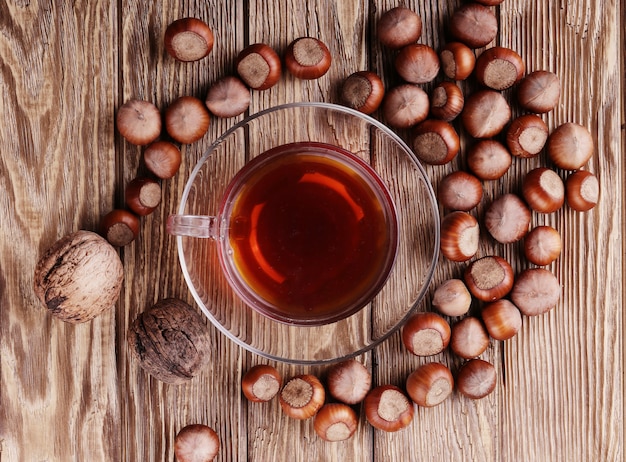 Cosecha de otoño. nueces en madera oscura reciclada, con copia espacio .. Vista superior de té, nueces