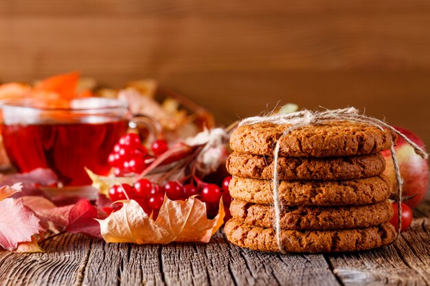 Cosecha de otoño en rústica mesa de madera con galletas de avena