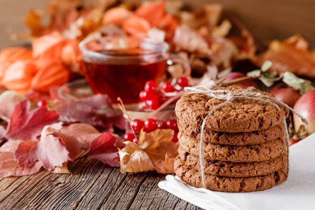 Cosecha de otoño en rústica mesa de madera con galletas de avena