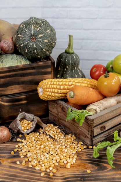 Cosecha de otoño y temporada de otoño con frutas y verduras orgánicas en mesa de madera