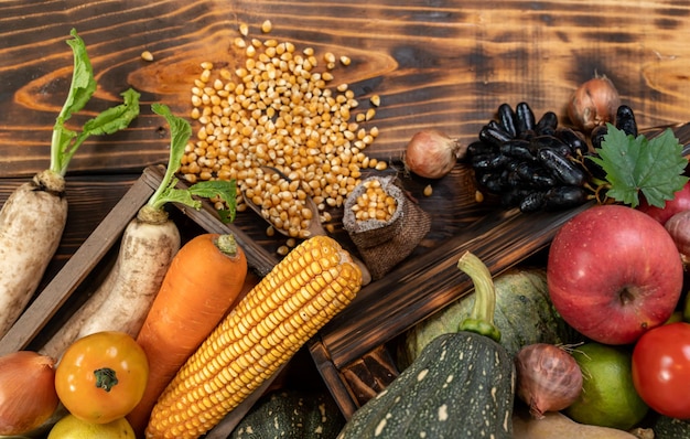 Cosecha de otoño y temporada de otoño con frutas y verduras orgánicas sobre fondo de madera