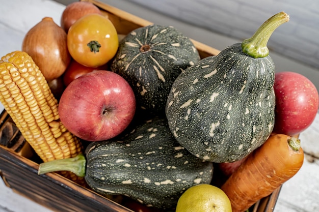 Cosecha de otoño y temporada de otoño con frutas y verduras orgánicas sobre fondo de madera