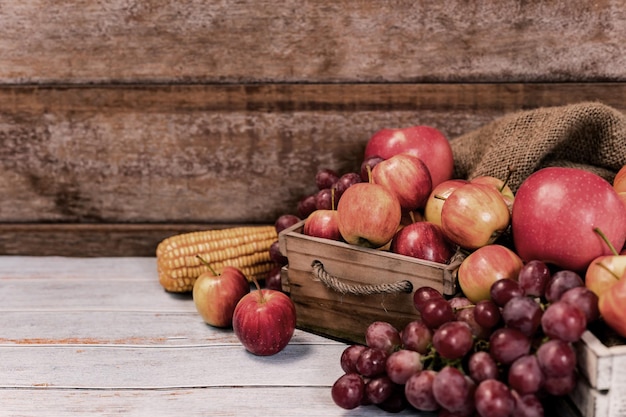 Cosecha de otoño y temporada de otoño con frutas y verduras.