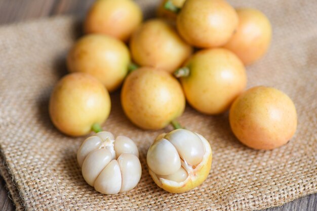 Cosecha de Rambi del árbol en el jardín de frutas tropicales de verano en Tailandia, fruta fresca madura Rambeh