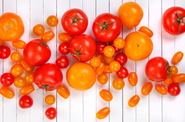 Cosecha de tomate en mesa de superficie de madera.