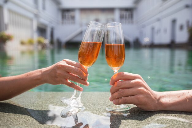 Cosechado, vista, pareja, tintineando, anteojos, piscina