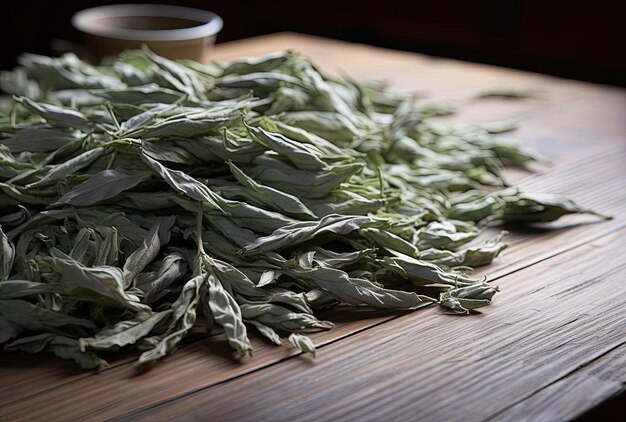 cosechar hojas de té chinas en una mesa de madera en el estilo de superficies multicapas