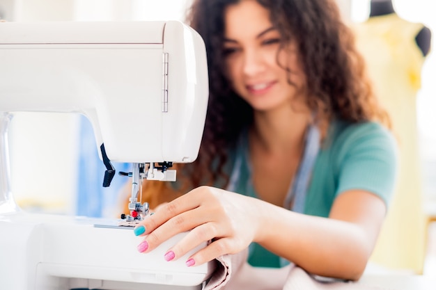 Coser las manos femeninas en estudio